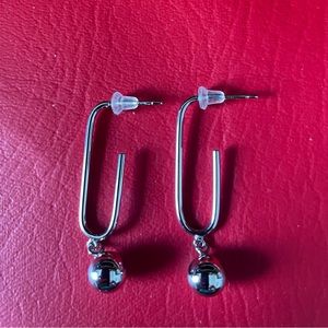 Paperclip earrings with ball